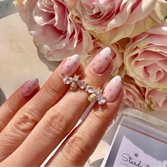 Bee earrings Minimalist Bumble bee earrings - Picture 10 of 10